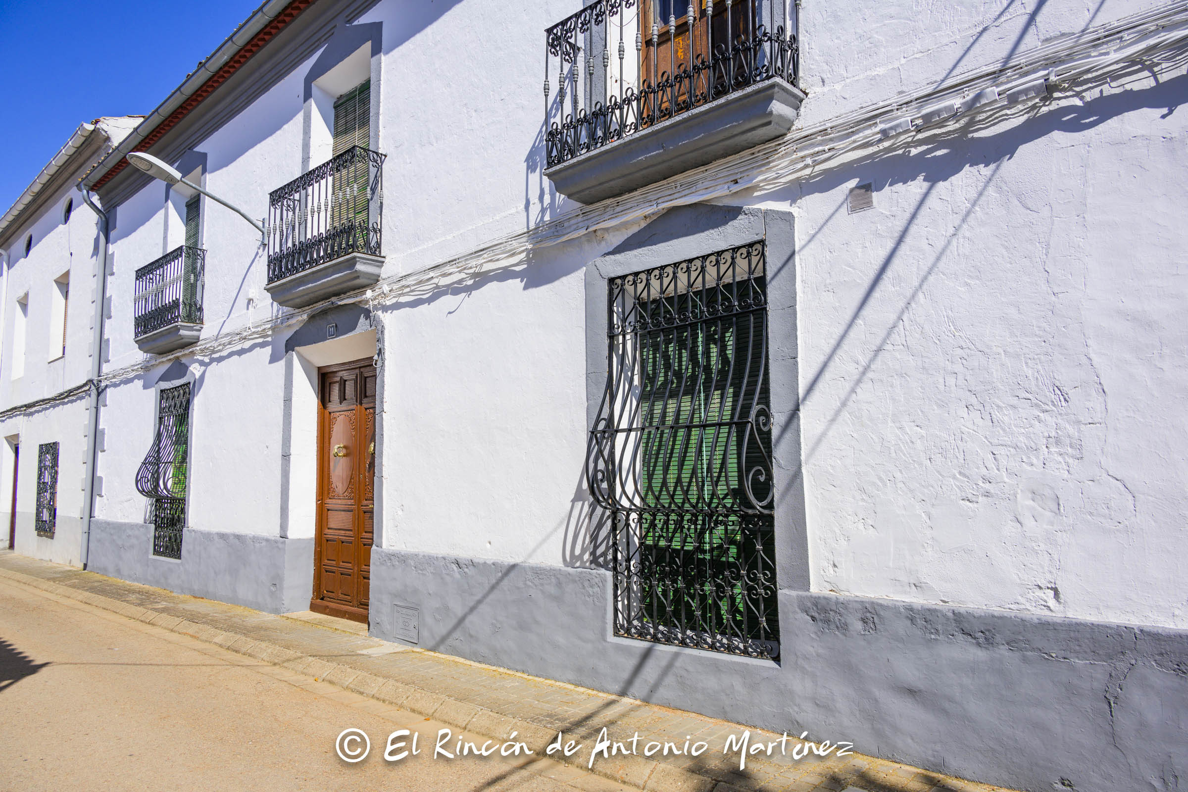 Rejería de forja en sus ventanas